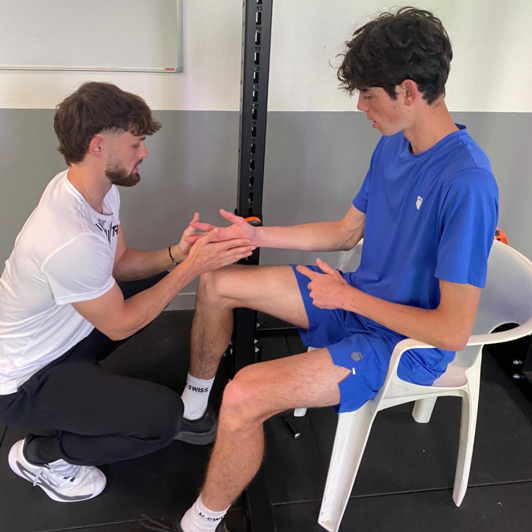 Marius en séance d'évaluation avec un jeune joueur de tennis