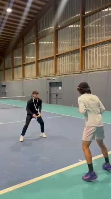 Exercice de réactivité sur un court de tennis couvert