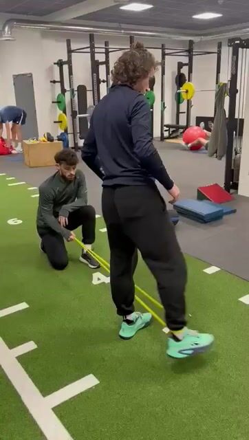Travail d'appuis avec élastique en salle